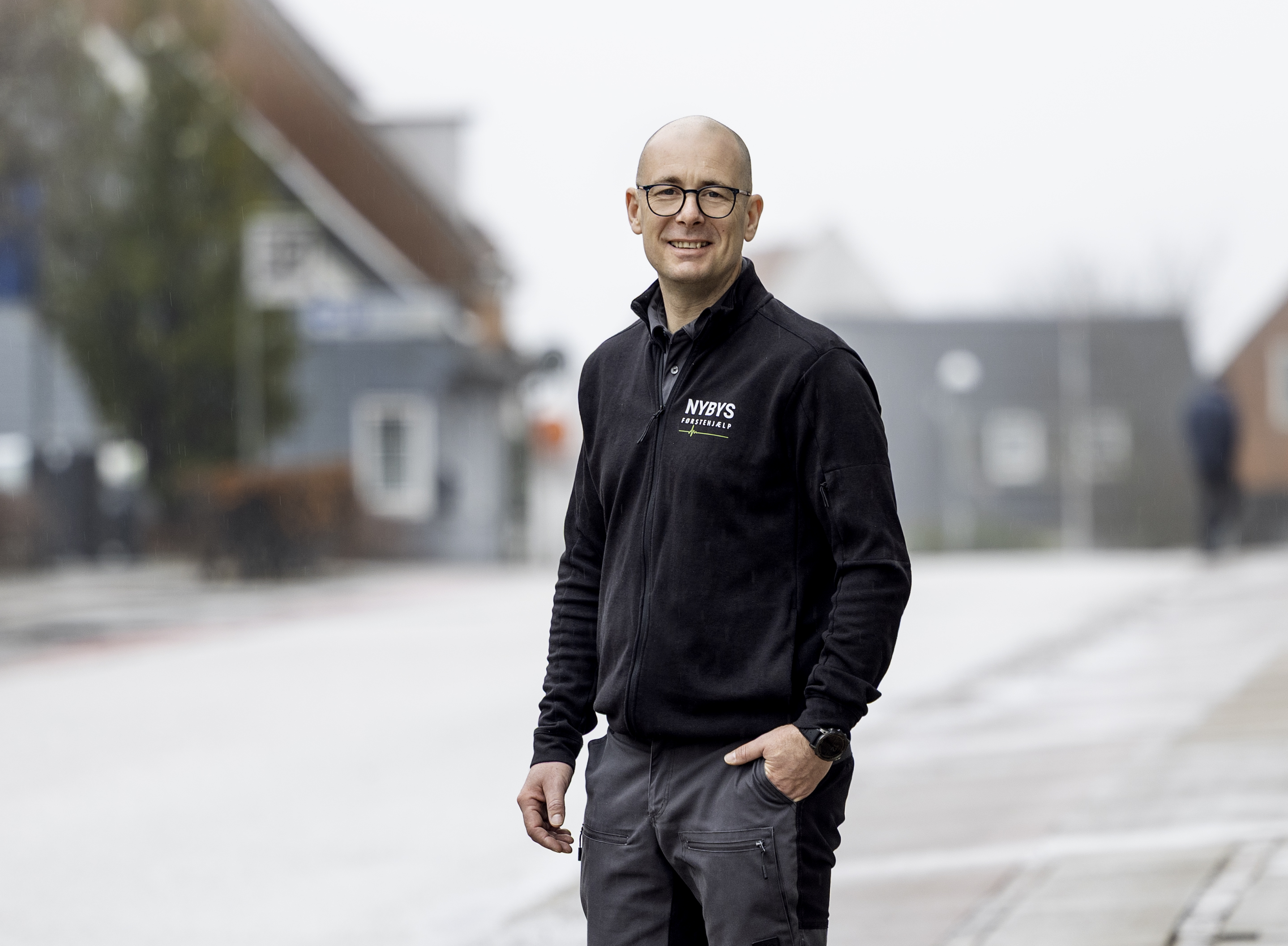 Deltagere øver sig i hjerte-lunge-redning på et kursus